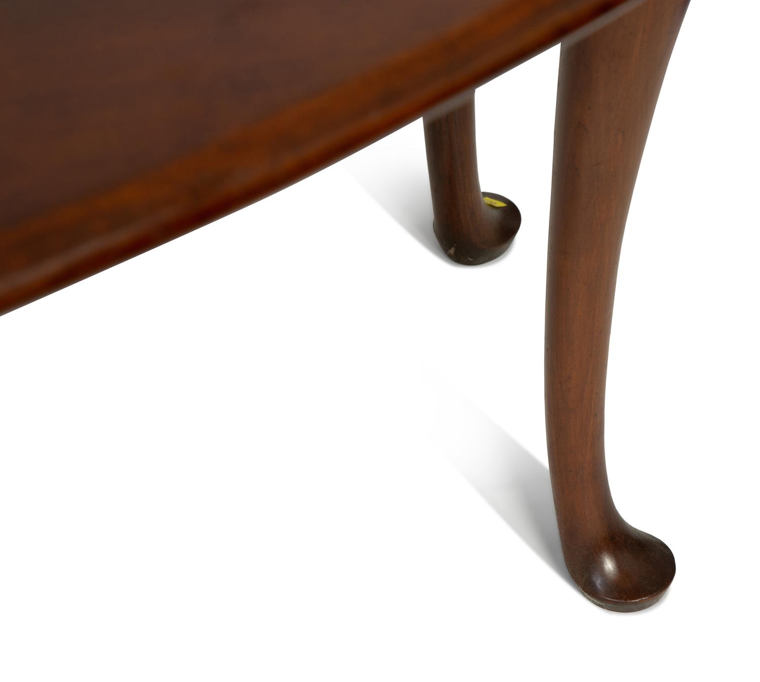 A Queen Anne Style Mahogany Gate-Leg Drop Leaf Dining Table — 20TH CENTURY