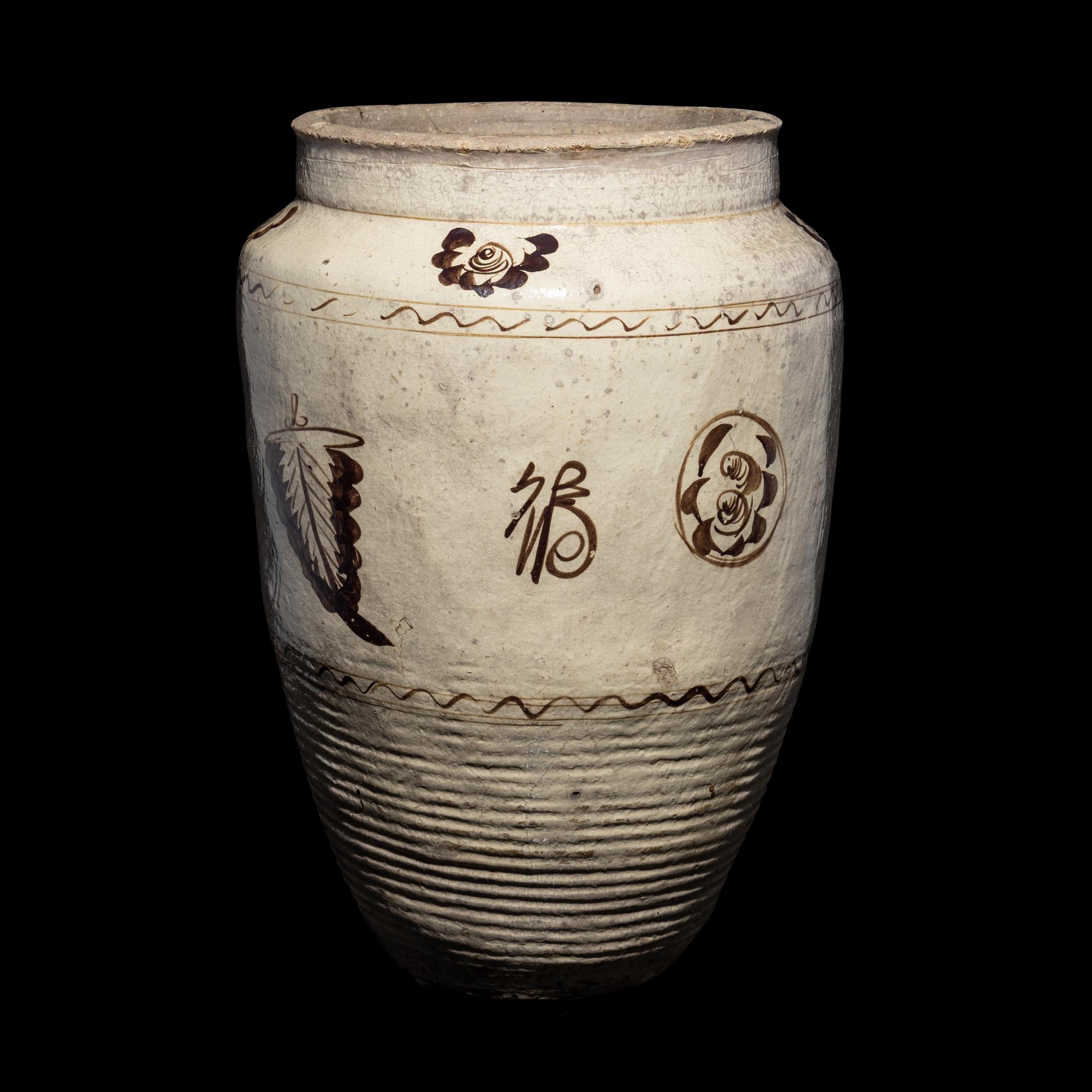 A Large Chinese Painted Cizhou Porcelain Jar, Yuan/Ming Dynasty 元/明 磁州窑白地黑花花卉紋大罐