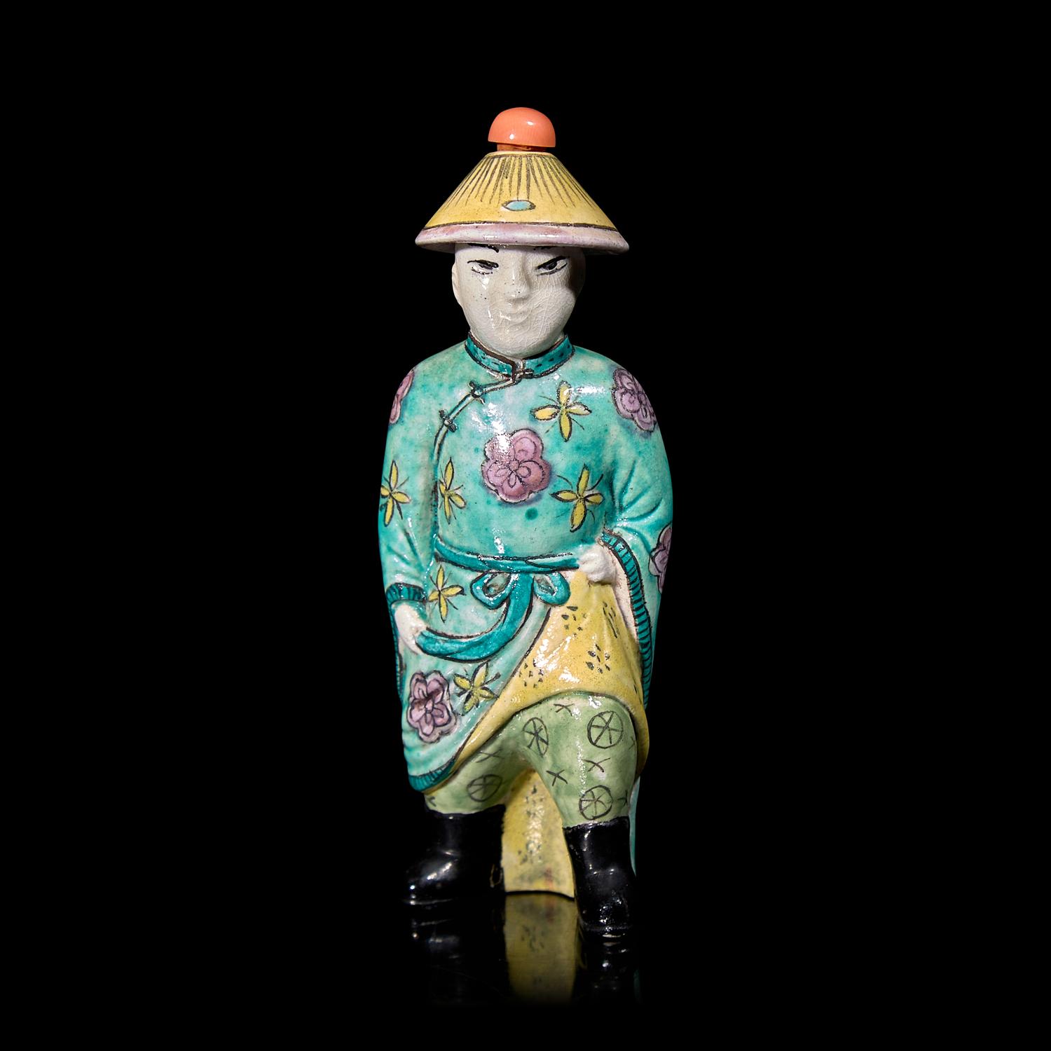 A Chinese Enameled Porcelain Figural Snuff Bottle 粉彩人物形鼻煙壺
