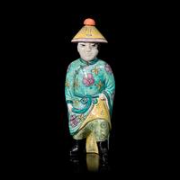 A Chinese Enameled Porcelain Figural Snuff Bottle 粉彩人物形鼻煙壺