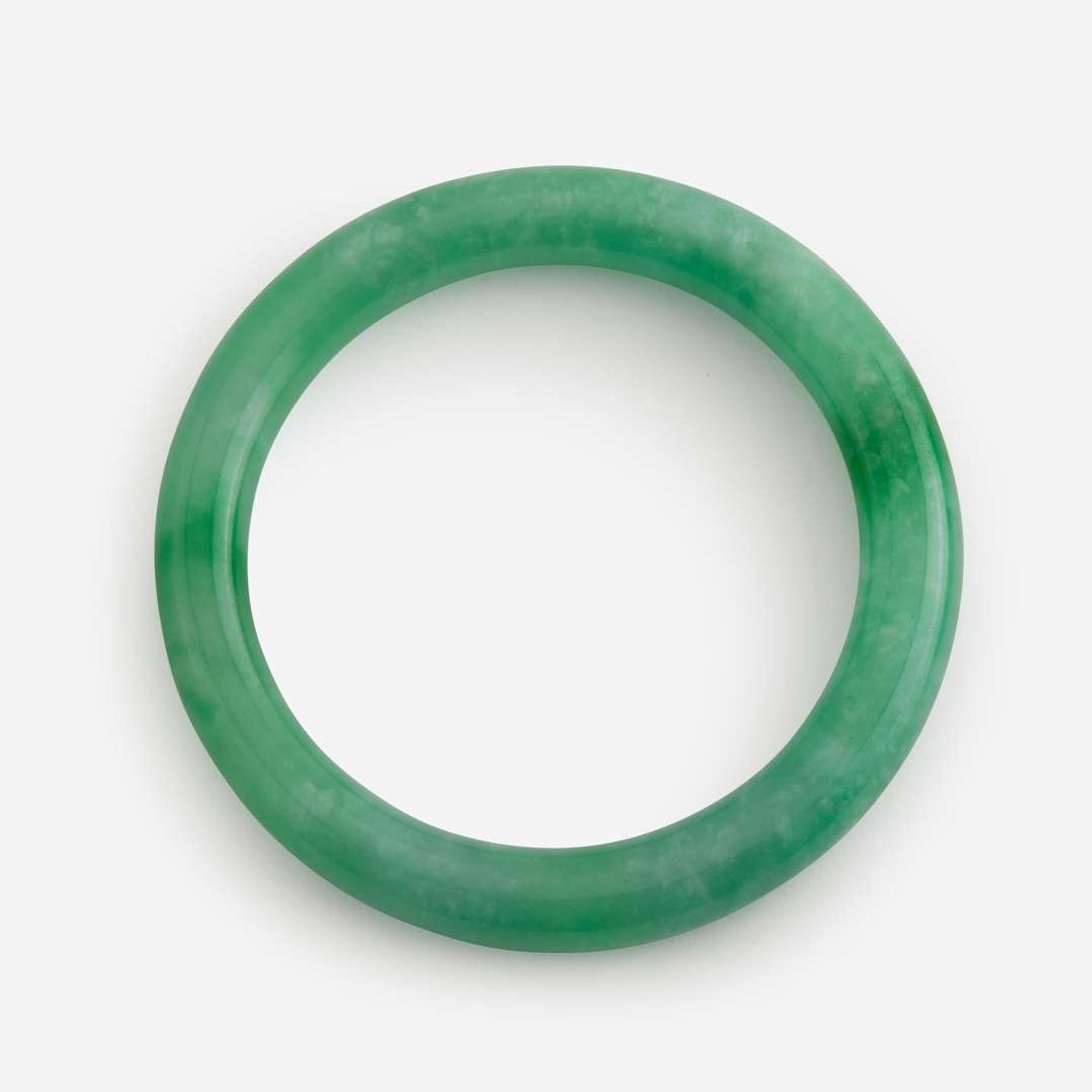 Two jadeite bangles 翡翠圆条镯一组两件