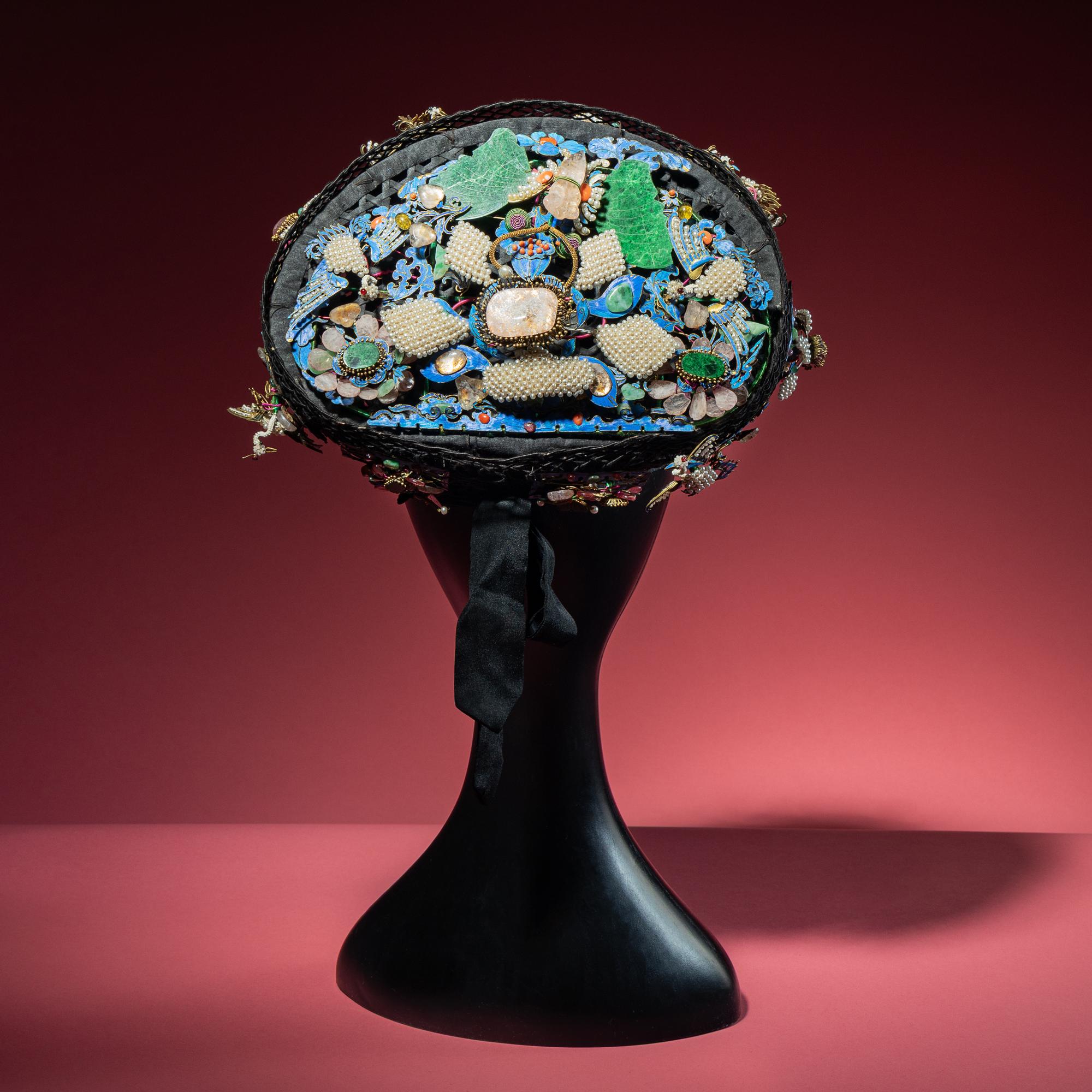 A Chinese Pearl, Jadeite, and Hardstone Ornamented Court Headdress, Dianzi, with Headband, Box, and Four Hairpins, 19th Century 清晚期 珠翠鈿子及遮眉勒一套