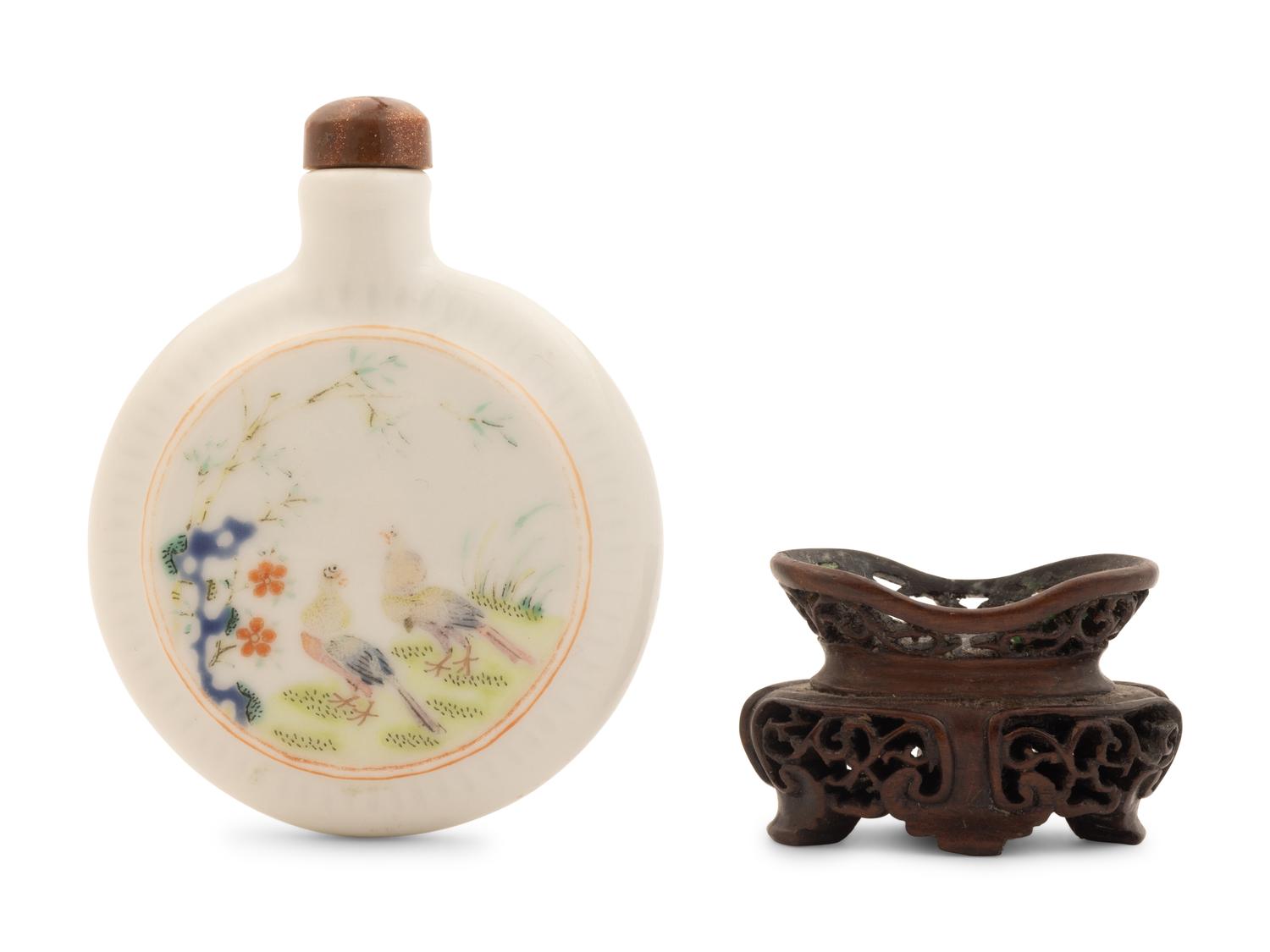 A Chinese Famille Rose Porcelain Snuff Bottle