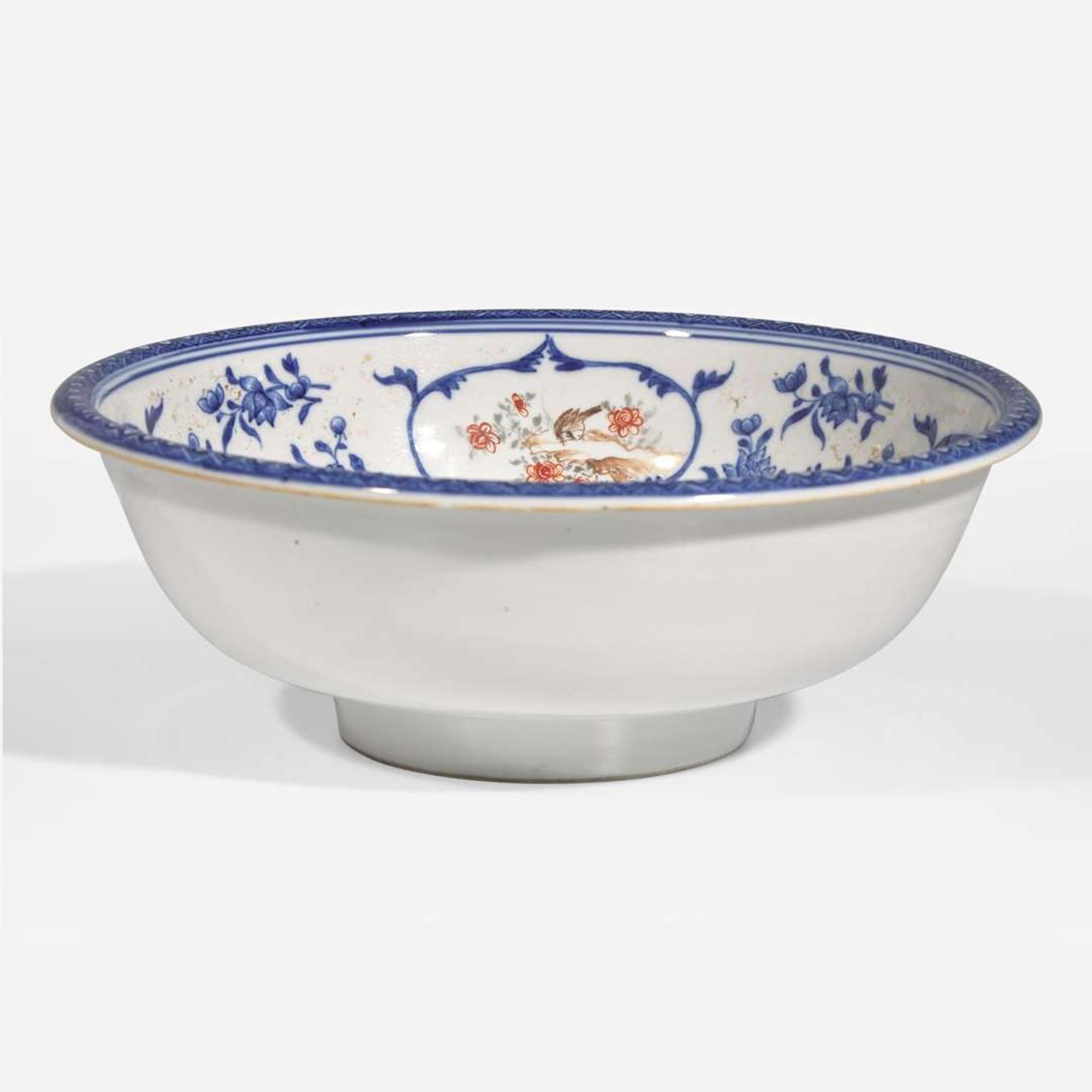 A Chinese underglaze blue and enameled porcelain basin 青花粉彩開光人物小盆 Late 18th century ?????