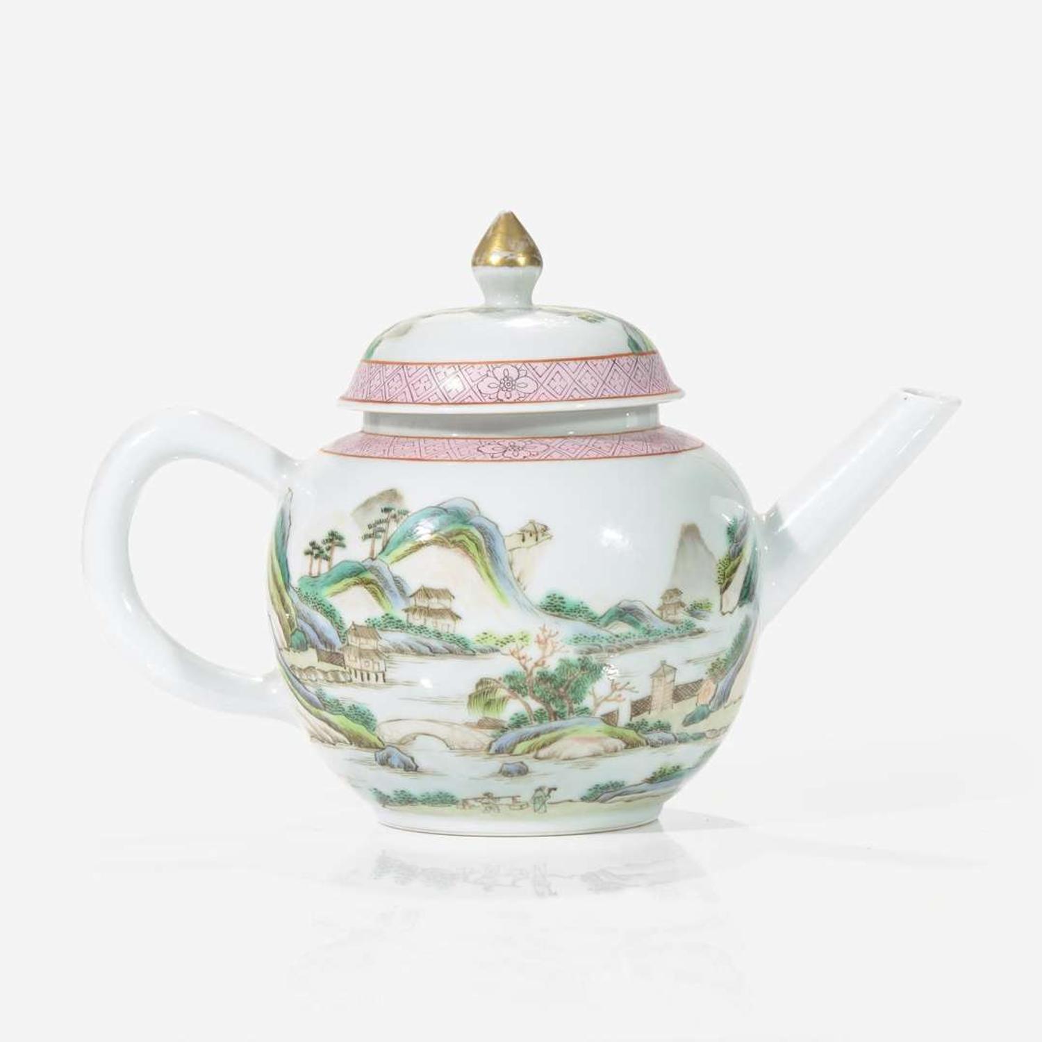A Chinese famille rose decorated teapot and cover 粉彩帶蓋茶壺