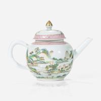 A Chinese famille rose decorated teapot and cover 粉彩帶蓋茶壺