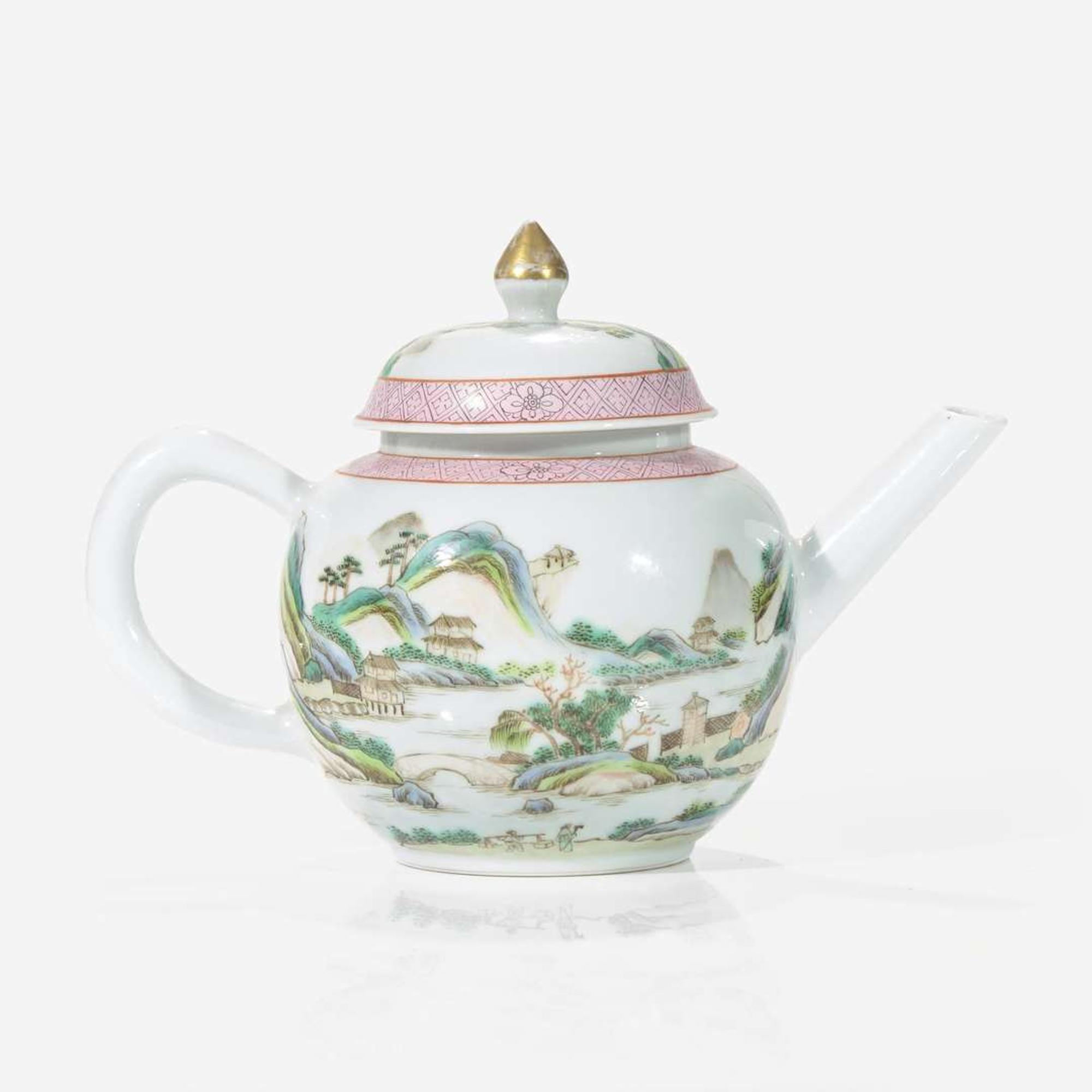 A Chinese famille rose decorated teapot and cover 粉彩帶蓋茶壺